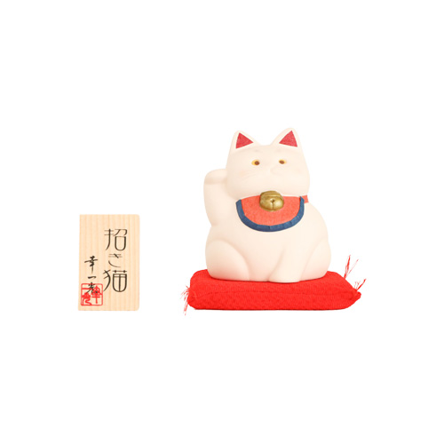 作家さんによる大きな瞳でにっこりと笑う着物の前掛けも美しい招き猫 作家さんによる大きな瞳やぷくっとした体型、色彩が秀逸な招き猫