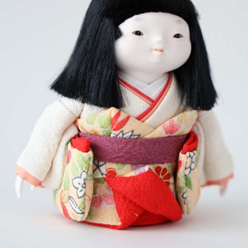 木目込人形 赤と金の着物 ぱっちりとした目が可愛い赤い衣装の木目込み人形金彩月に松