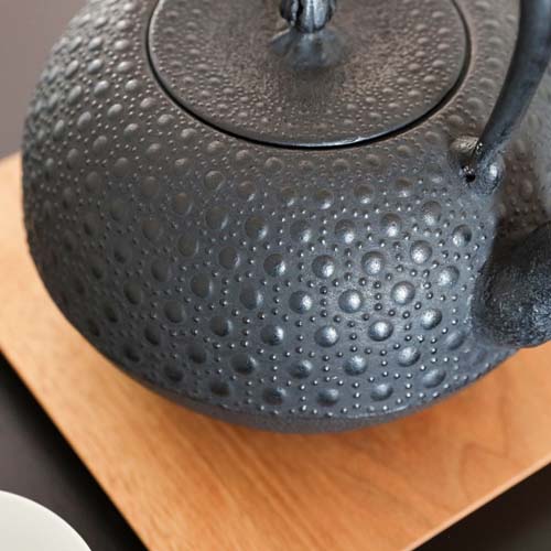 南部鉄の兜とそれをのせる座布団 南部鉄の兜とそれをのせる座布団