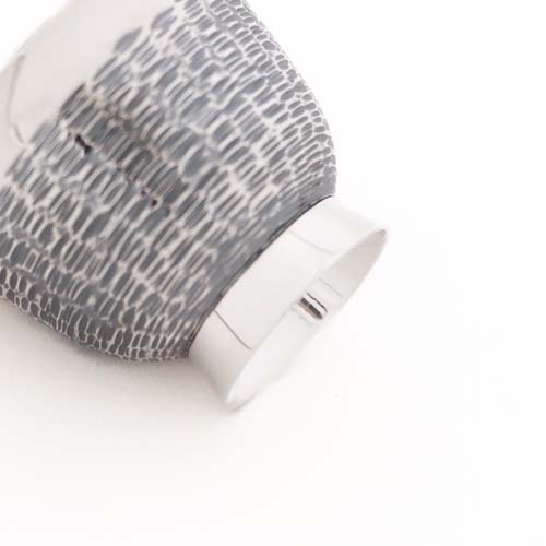 三越 純銀 銀杯 鎚目 酒盃 猪口 三越 純銀 銀杯 鎚目 酒盃 猪口 - メルカリ