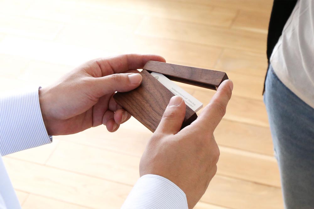 Magnet-type business card case